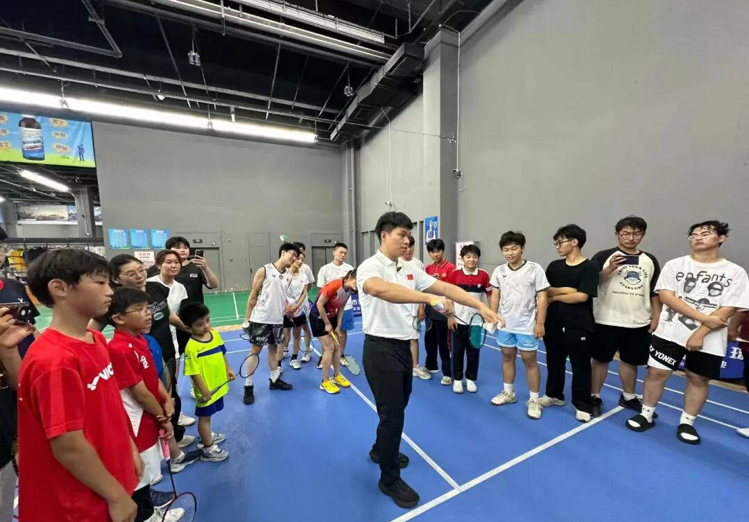 世界杯-新手怎样练习多球训练？掌握这几招发球技巧，轻松提升羽毛球手感